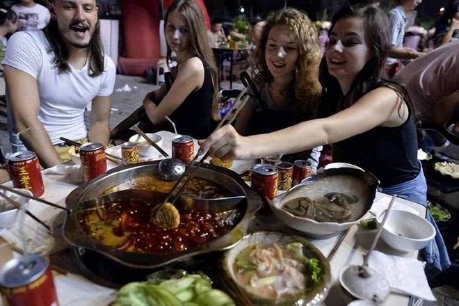 中国美食后回国面对白人饭简直生不如死爱游戏app网站首批免签来华老外尝过(图11)